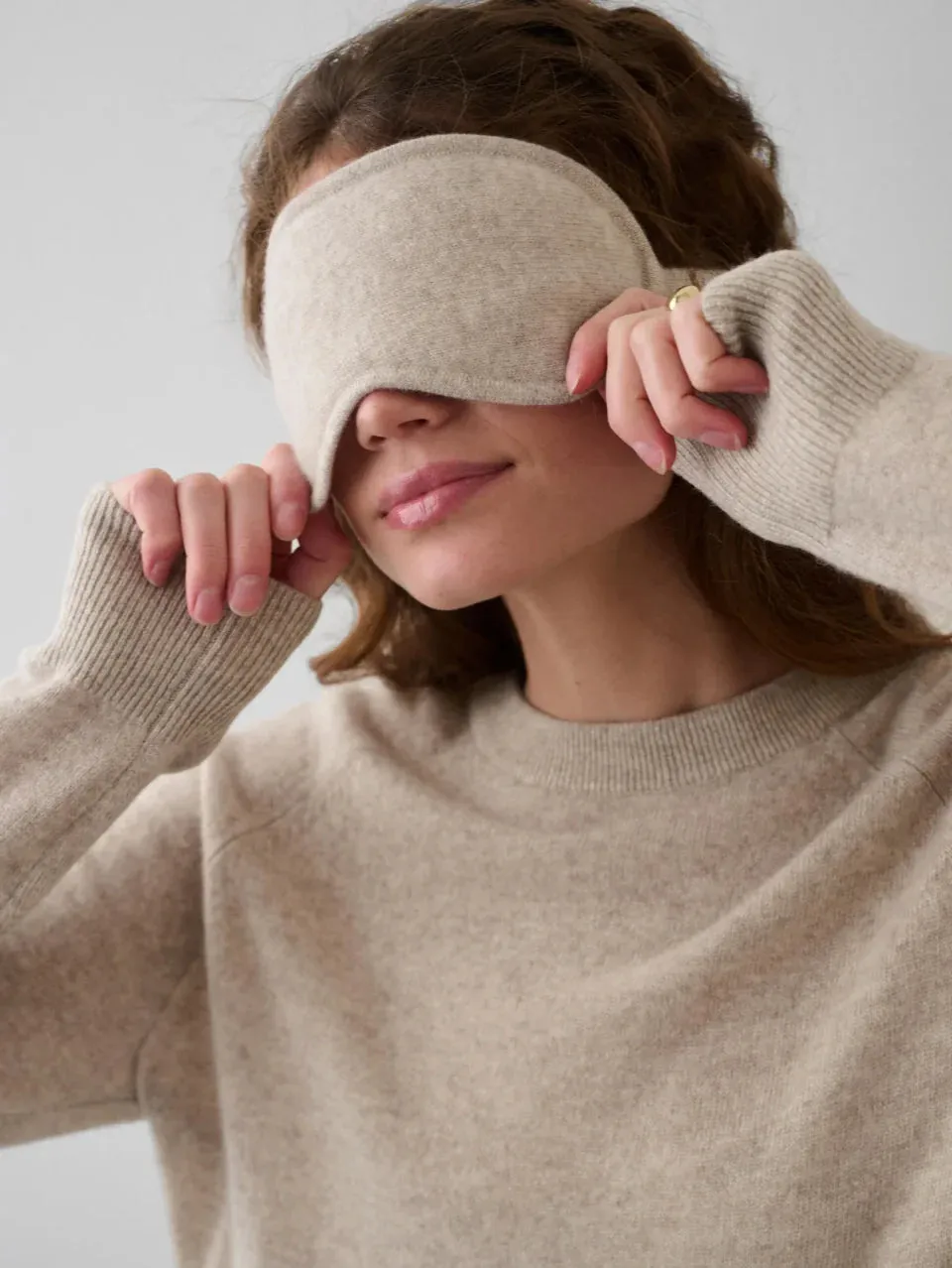 White + Warren Cashmere Eye Mask in Sand Wisp Heather 